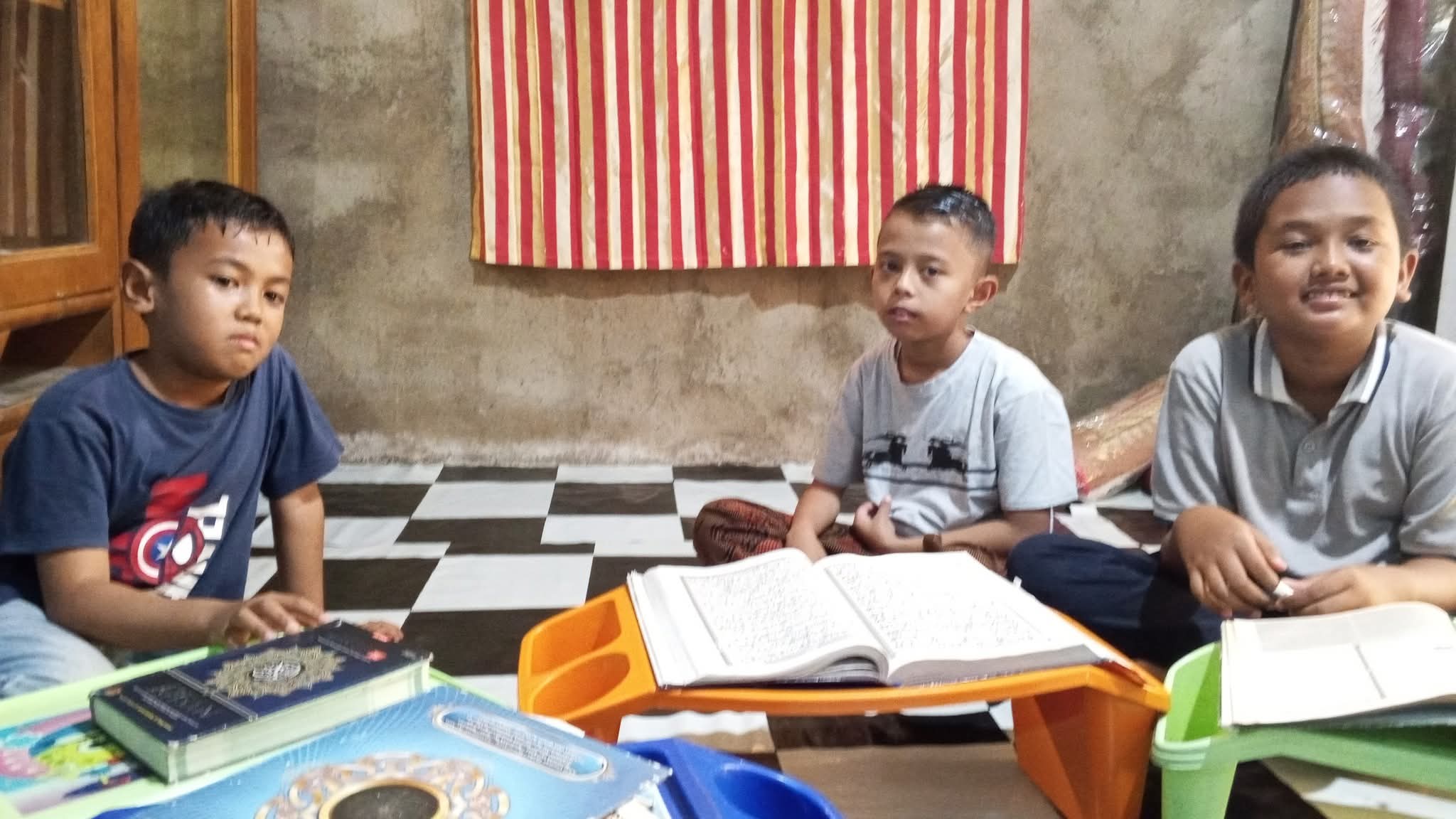 Anak-anak belajar bersama dalam kelompok kecil