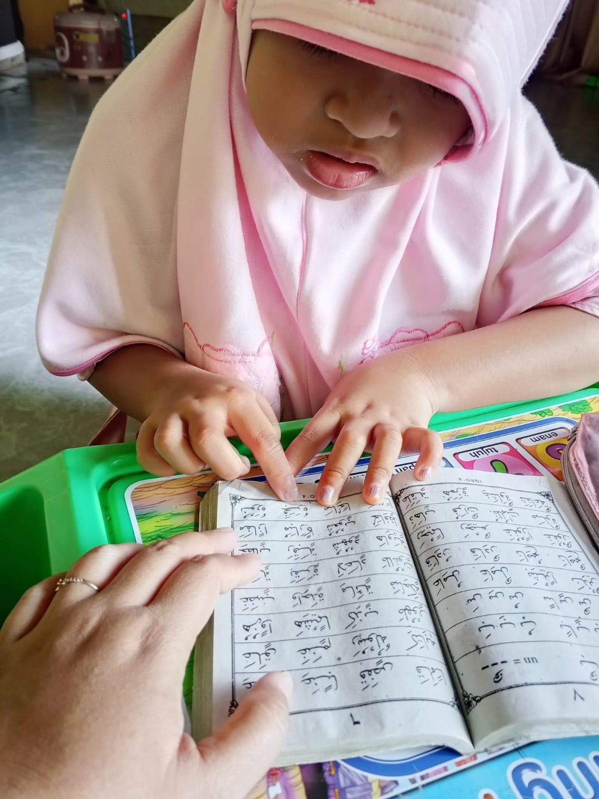 Anak belajar mengaji dengan pendamping