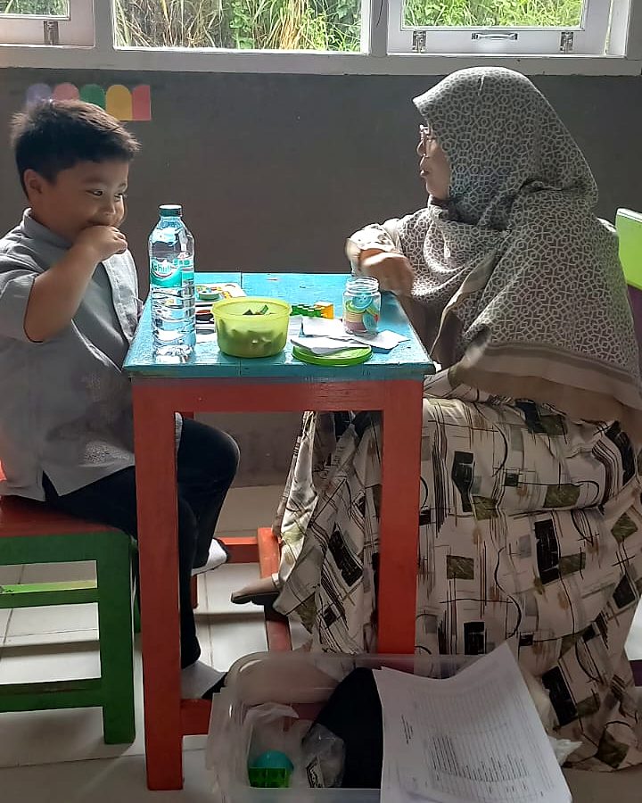 Pendamping memberikan perhatian individual kepada anak